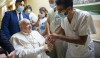 En esta imagen de archivo, el papa Francisco es recibido por el personal hospitalario a su entrada, en silla de ruedas, en el policlínico universitario Agostino Gemelli en Roma, el 11 de julio de 2021, antes de someterse a una operación intestinal. (Vatican Media vía AP, archivo)